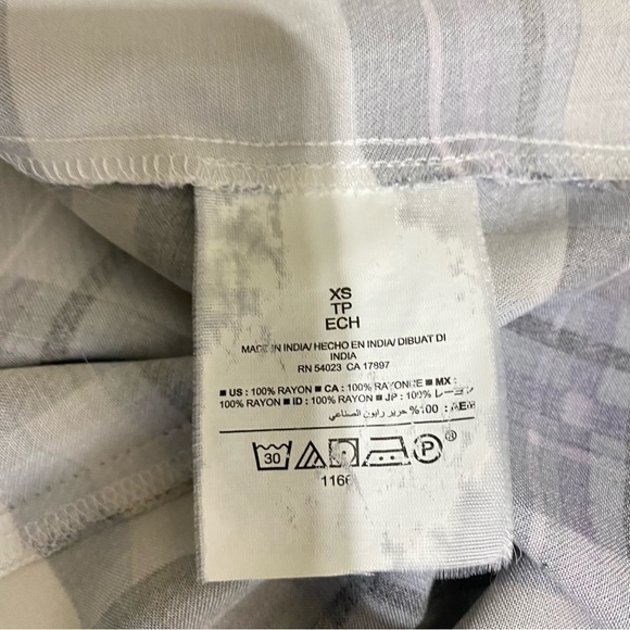 Old Navy Lightweight Plaid Sleeveless Keyhole Back Blouse - Picture 5 of 5